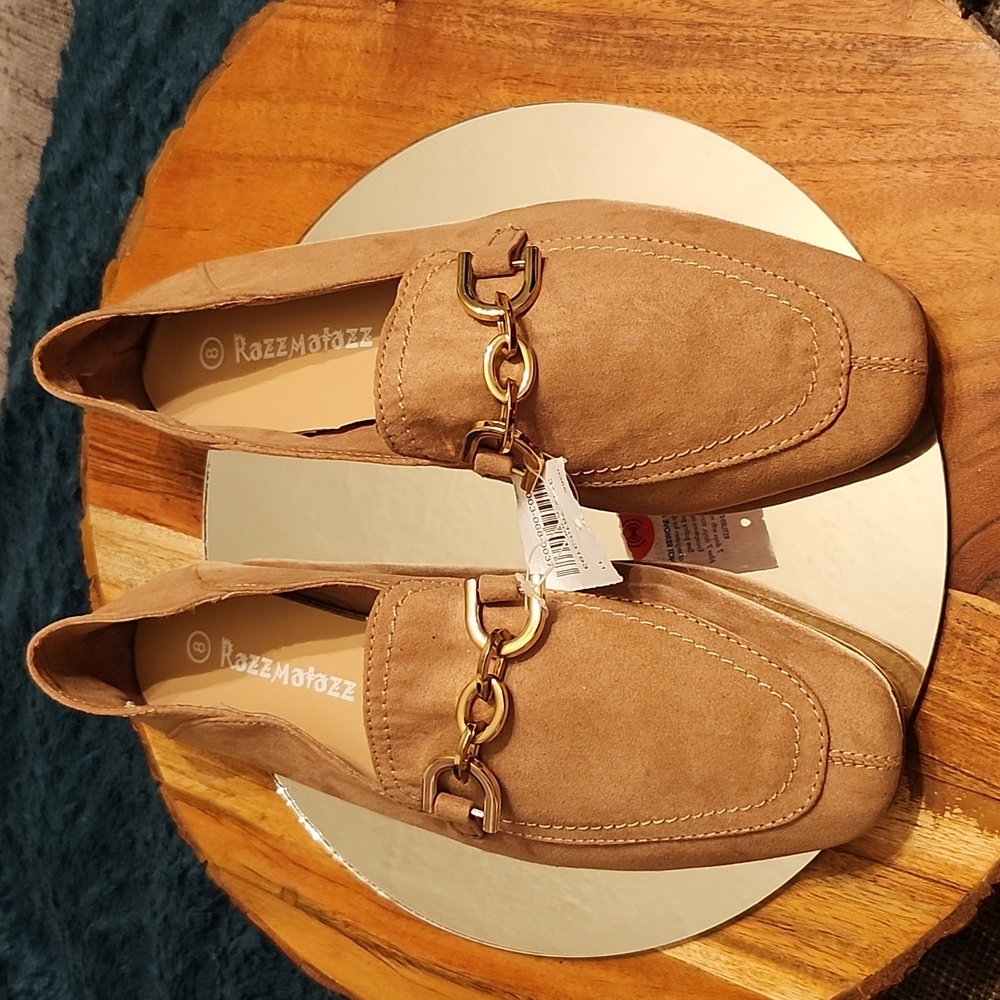 Razzmatazz Tan Chain Link Loafer NWT SZ. 8M Faux Suede